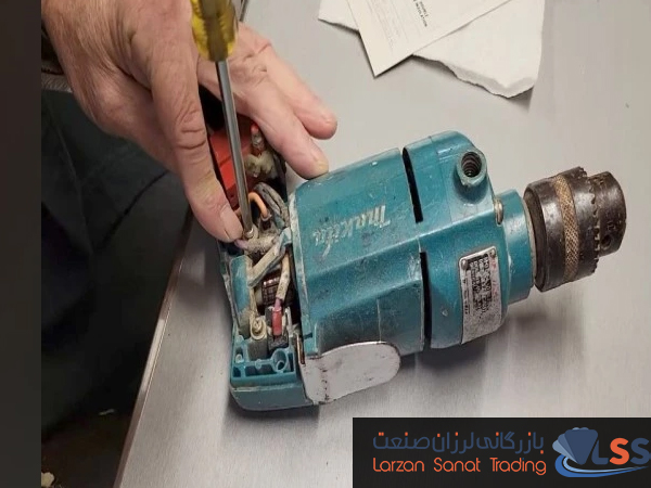 باز کردن قاب دریل و دسترسی به زغال‌ها